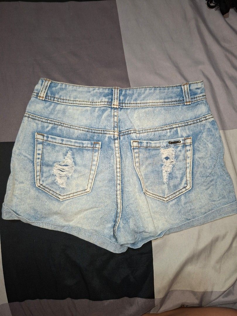 Vero Moda Denim Distressed Shorts (Category: Shorts) located in Valenzuela. Submitted by thriftlets (Listing ID 1437951430, Image 2). Description: - Vero Moda denim shorts - Light blue wash size 26.