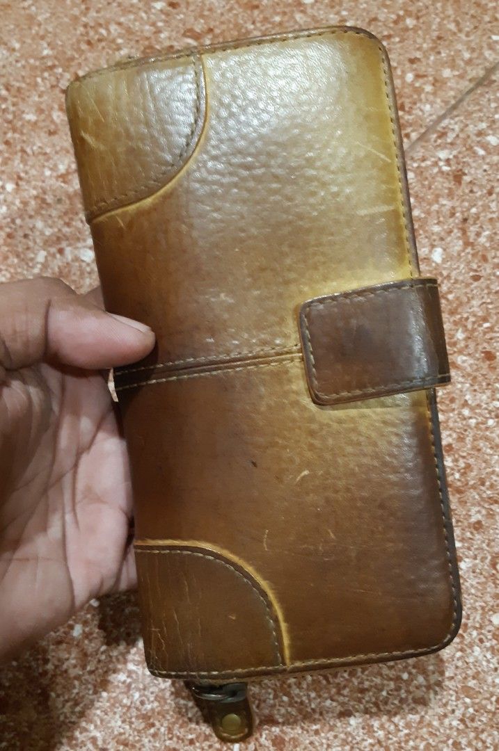 vintage chloe (Category: Wallets & Card holders) located in Malaybalay. Submitted by rielstuff (Listing ID 1438059221, Image 2). Description: - Vintage Chloe wallet - Genuine leather material - Pre-loved condition - Classic design - Features multiple card slots - Includes a zippered compartment.