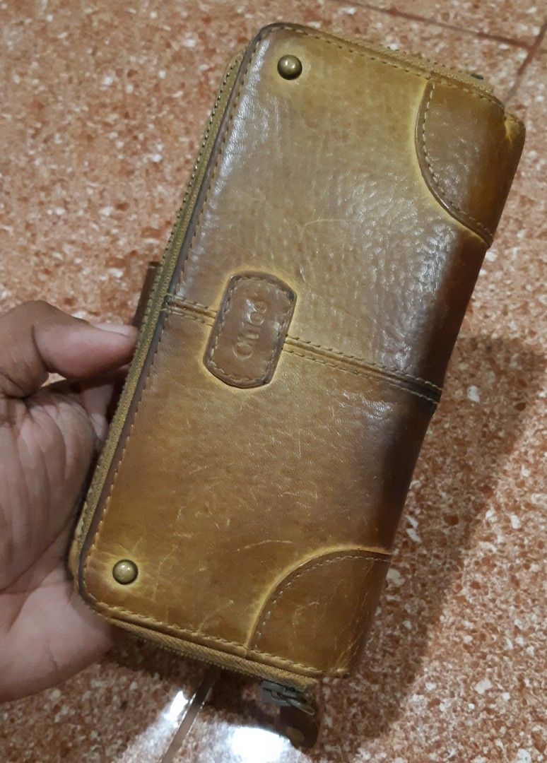 vintage chloe (Category: Wallets & Card holders) located in Malaybalay. Submitted by rielstuff (Listing ID 1438059221, Image 1). Description: - Vintage Chloe wallet - Genuine leather material - Pre-loved condition - Classic design - Features multiple card slots - Includes a zippered compartment.