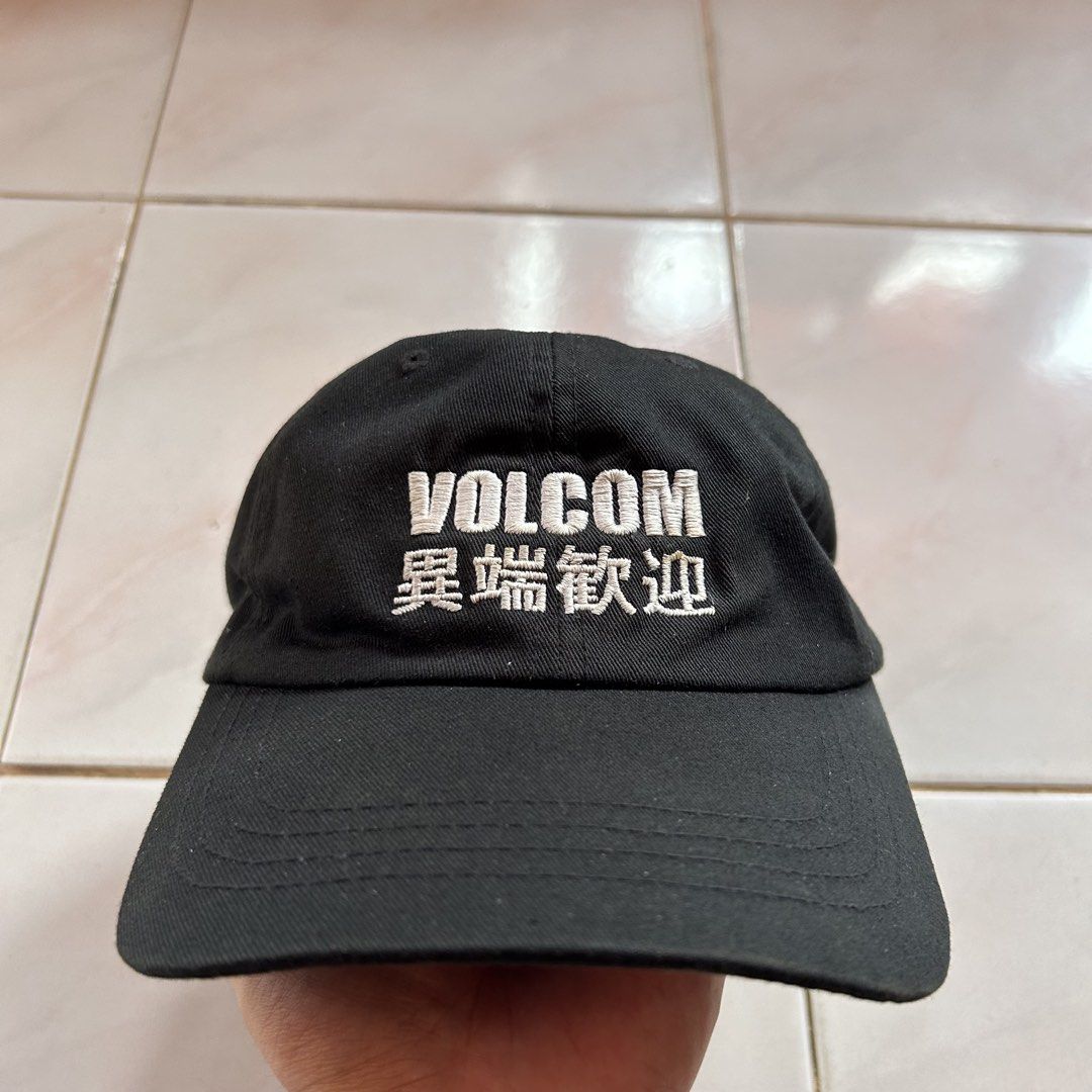 Volcom Cap 🥵 (Category: Caps & Hats) located in Jinoba-an. Submitted by eegiboy (Listing ID 1438027133, Image 2). Description: - Volcom black cap - Embroidered brand name and Japanese characters - Adjustable strap - Made in Bangladesh - Cotton material - Features "MORROW" embroidery inside 550plussf Dm me if interested 📩 Thankyou.