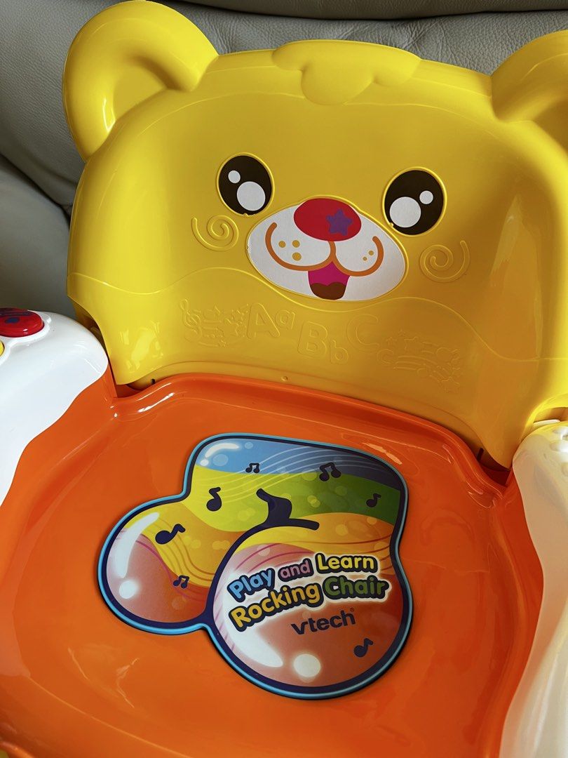 VTech 熊仔搖搖椅 學習玩具 （分類：嬰兒玩具）位於 Hong Kong。 由 yansheung 提交（商品編號 1437966355，圖片 3）。簡介： VTech 熊仔搖搖椅，適合寶寶玩樂和學習。椅子設計成可愛的熊仔造型，配有各種按鈕和音樂功能。椅子兩側有不同的互動按鈕，包括數字、字母和音樂符號。底部設計成搖搖椅，提供額外的樂趣。適合幼兒，提供互動和娛樂。。