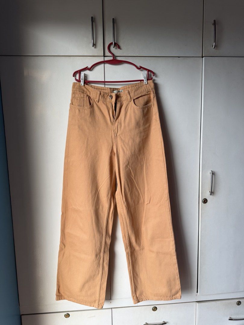 Wide Leg Orange Denim Pants (Category: Other Bottoms) located in Taytay. Submitted by stph_declutters (Listing ID 1438069053, Image 1). Description: - Peach-colored wide-leg pants - Button and zipper closure - Two front pockets - Two back pockets - Sturdy fabric - Classic, versatile design SIZE (LxW): 41"x30" MOP: 🧾Gcash / Maya / Maribank / Bank Transfer MOD: 🚚LalaMove / Ggx / Grab 📍Taytay, Rizal 📍Manila .