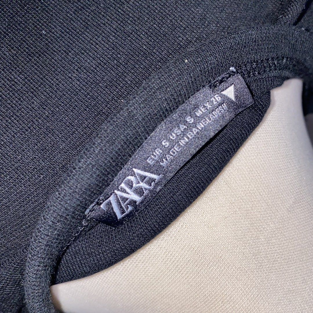 zara black cropped fitted tee (Category: Shirts) located in Muntinlupa City. Submitted by declutterwithkk (Listing ID 1438060526, Image 3). Description: - zara black basic crop top - round neckline, short sleeves.