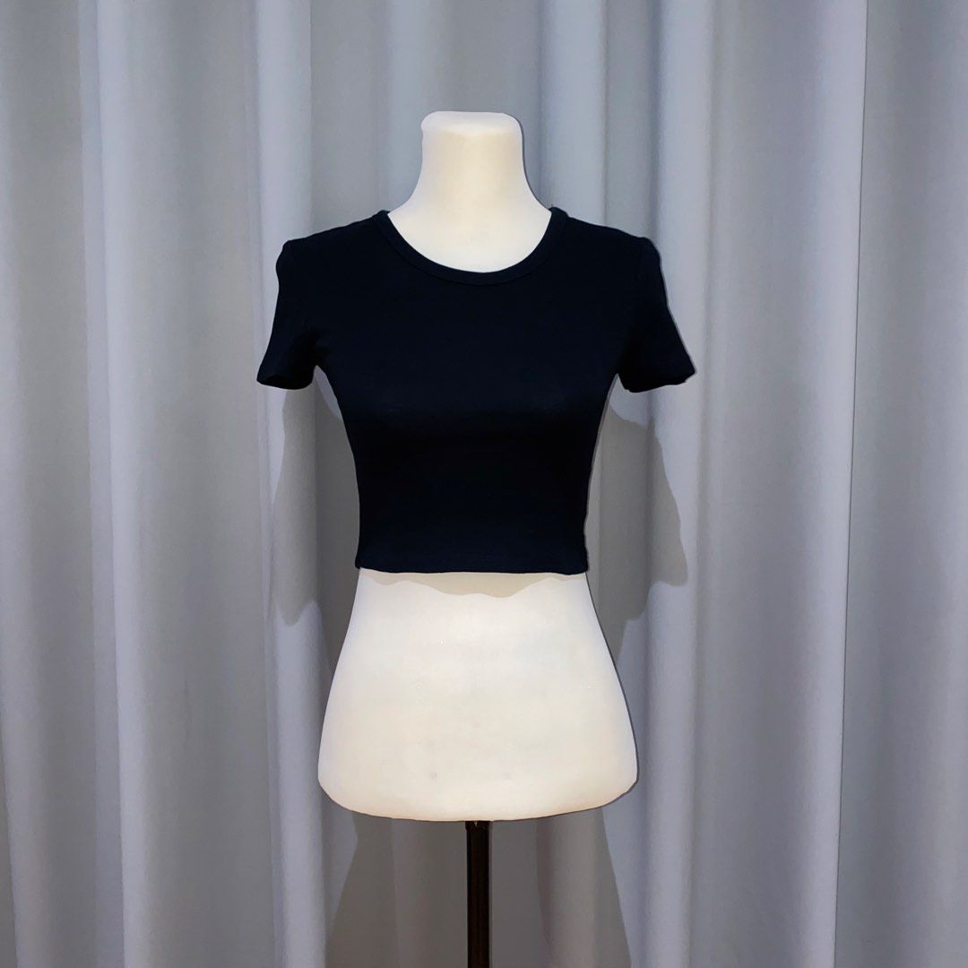 zara black cropped fitted tee (Category: Shirts) located in Muntinlupa City. Submitted by declutterwithkk (Listing ID 1438060526, Image 1). Description: - zara black basic crop top - round neckline, short sleeves.