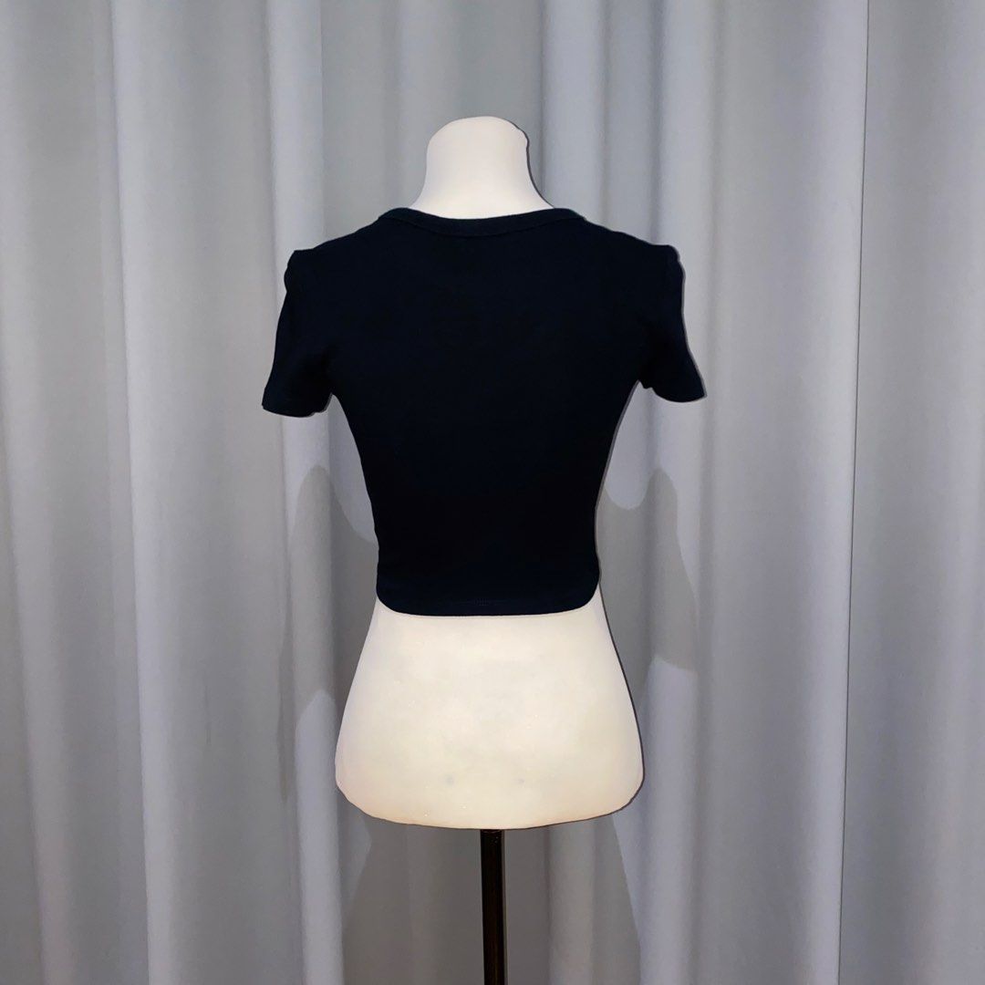 zara black cropped fitted tee (Category: Shirts) located in Muntinlupa City. Submitted by declutterwithkk (Listing ID 1438060526, Image 2). Description: - zara black basic crop top - round neckline, short sleeves.