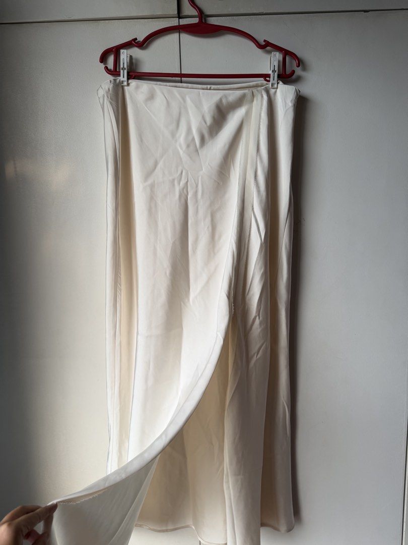 ZARA Cream Satin Midi Skirt (Category: Skirts) located in Taytay. Submitted by stph_declutters (Listing ID 1438070840, Image 2). Description: - Cream-colored midi skirt - Flattering A-line cut - Stylish side slit - Smooth, satin-like fabric - Suitable for casual or dressy wear - Well-maintained MOP: 🧾Gcash / Maya / Maribank / Bank Transfer MOD: 🚚LalaMove / Ggx / Grab 📍Taytay, Rizal 📍Manila .