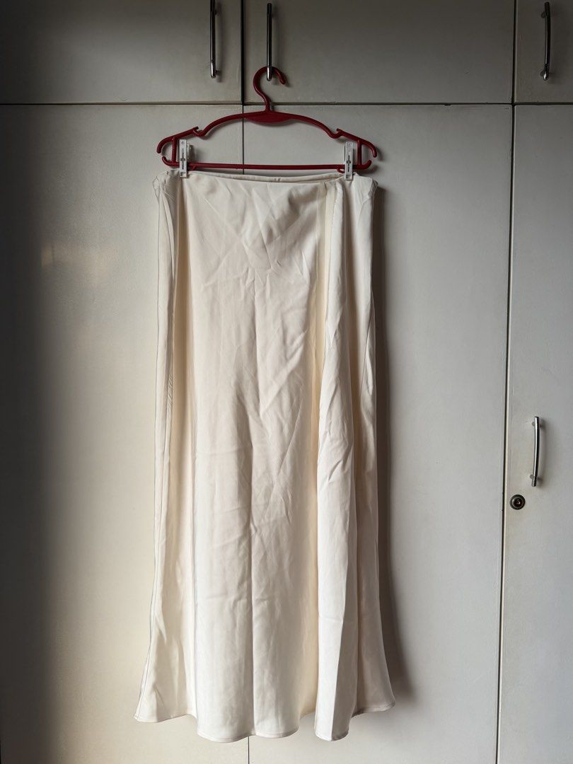 ZARA Cream Satin Midi Skirt (Category: Skirts) located in Taytay. Submitted by stph_declutters (Listing ID 1438070840, Image 1). Description: - Cream-colored midi skirt - Flattering A-line cut - Stylish side slit - Smooth, satin-like fabric - Suitable for casual or dressy wear - Well-maintained MOP: 🧾Gcash / Maya / Maribank / Bank Transfer MOD: 🚚LalaMove / Ggx / Grab 📍Taytay, Rizal 📍Manila .