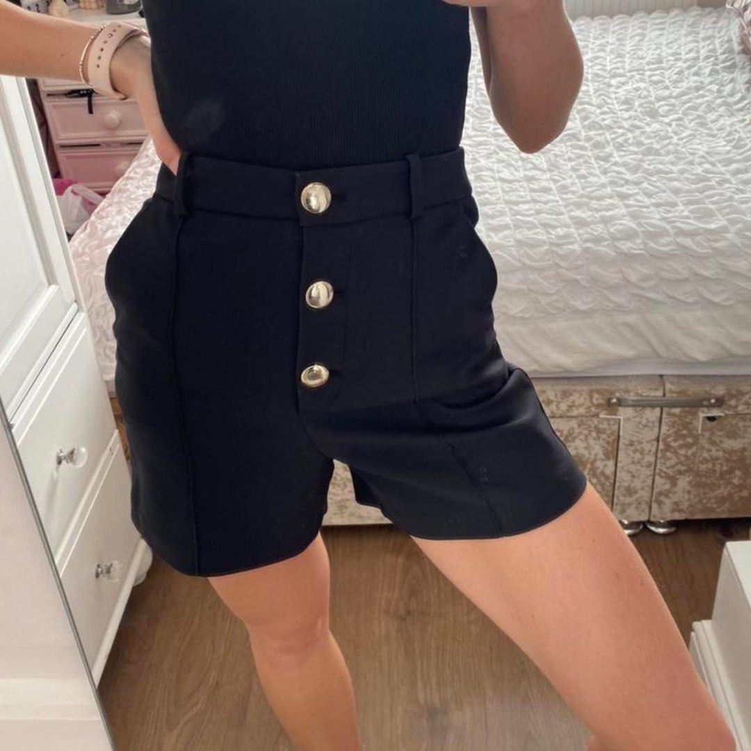 Zara high-waisted button shorts (Category: Shorts) located in Valenzuela. Submitted by andreaaah (Listing ID 1438042521, Image 1). Description: L15 W27.
