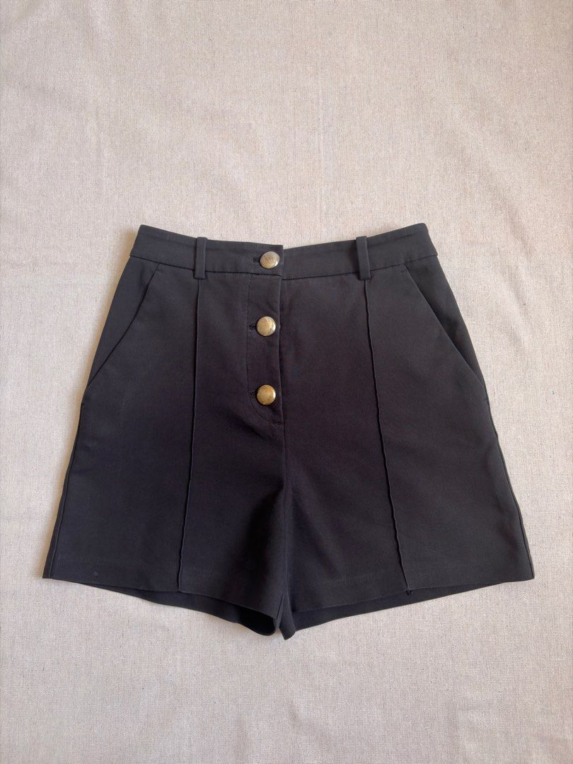 Zara high-waisted button shorts (Category: Shorts) located in Valenzuela. Submitted by andreaaah (Listing ID 1438042521, Image 2). Description: L15 W27.