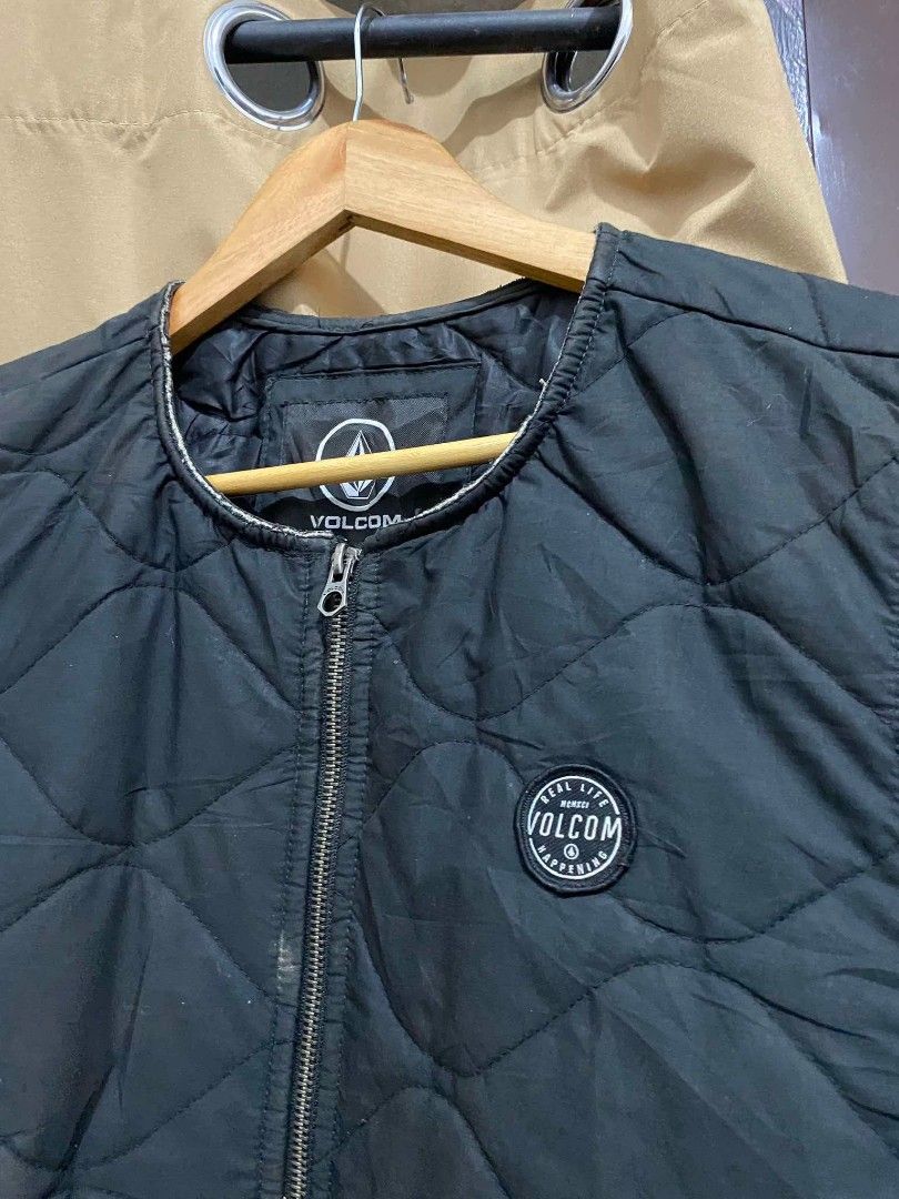A-040 Volcom Vest Metal zipper (Category: Activewear) located in Manila. Submitted by sakamotostuffcollection (Listing ID 1438266797, Image 3). Description: size Large 23/28 no issue need only wash.