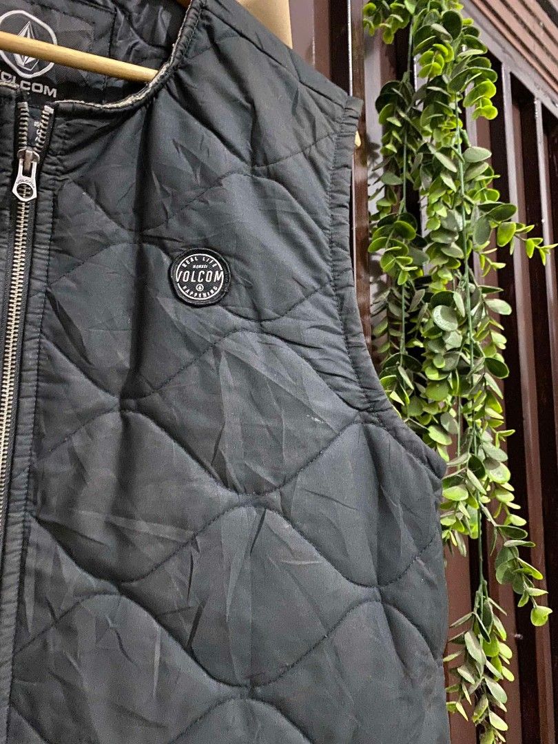 A-040 Volcom Vest Metal zipper (Category: Activewear) located in Manila. Submitted by sakamotostuffcollection (Listing ID 1438266797, Image 2). Description: size Large 23/28 no issue need only wash.