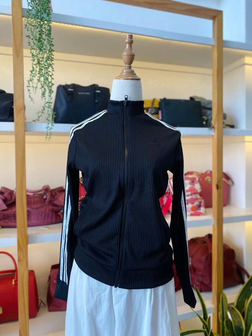 Adidas Track Jacket (Category: Coats, Jackets and Outerwear) located in Baguio. Submitted by asna_taku (Listing ID 1438191281, Image 1). Description: up to semi medium.