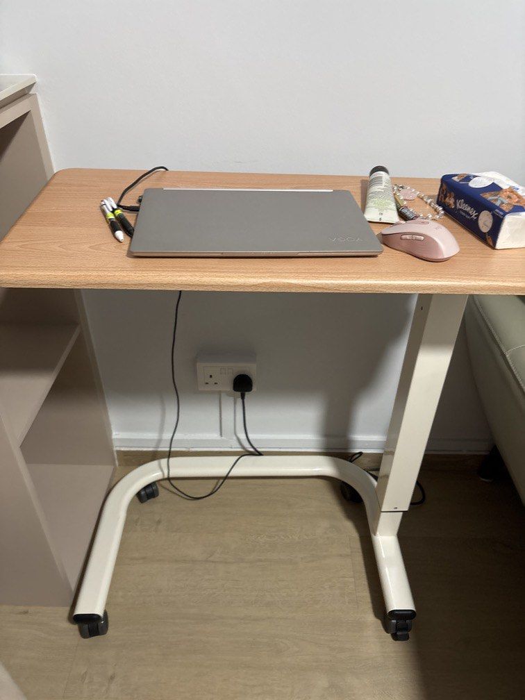Adjustable table455812849694167041