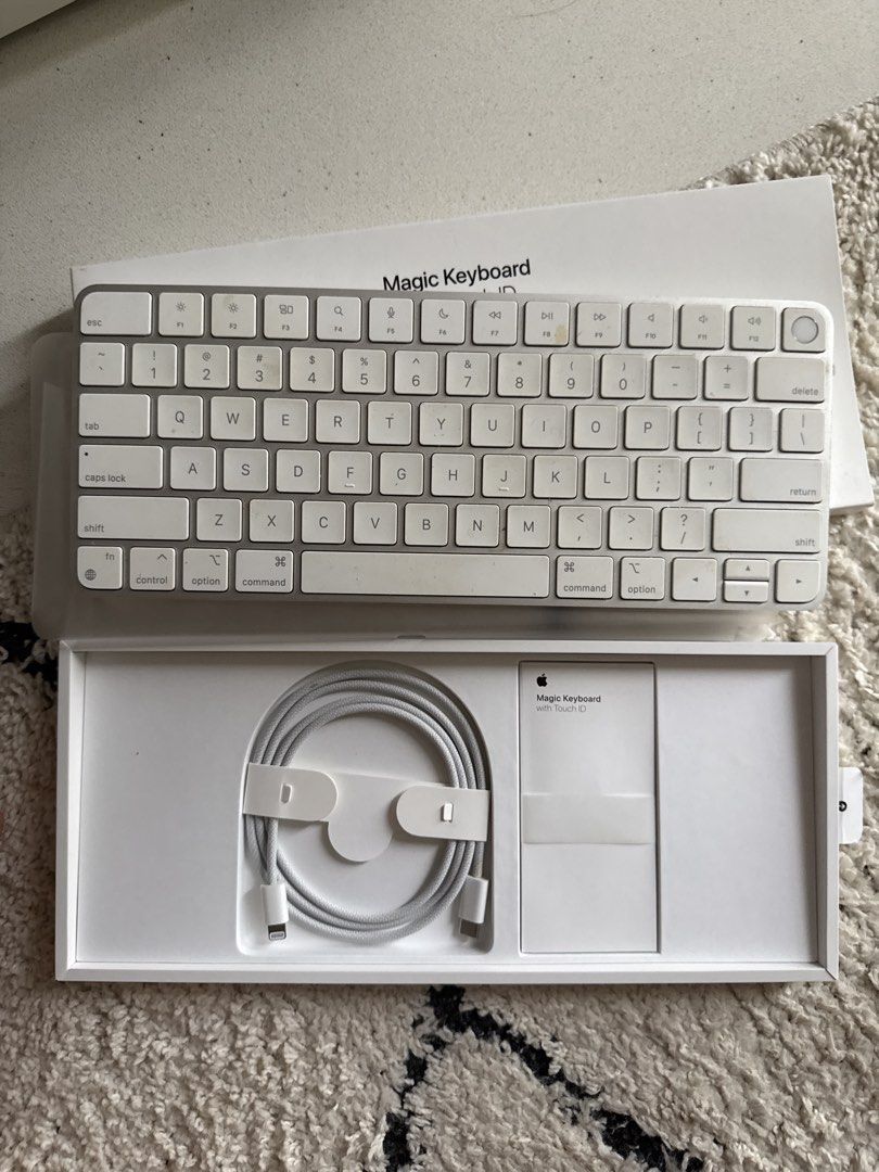 Apple Magic Keyboard with Touch ID - White455557440771215361