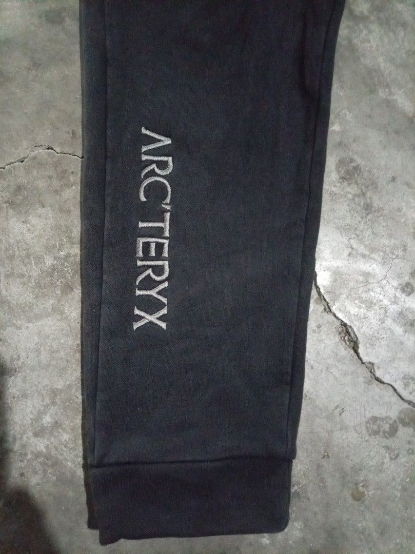 Arc'teryx Sweatpants - Black - Size L (Category: Joggers) located in Manila. Submitted by juan.hundred04 (Listing ID 1438247181, Image 2). Description: - Arc'teryx sweatpants - Size: L - Color: Black - Features: Brand logo on left leg and front, drawstring waist, pockets - Condition: Minor tear on cuff - Material: Comfortable for casual wear.