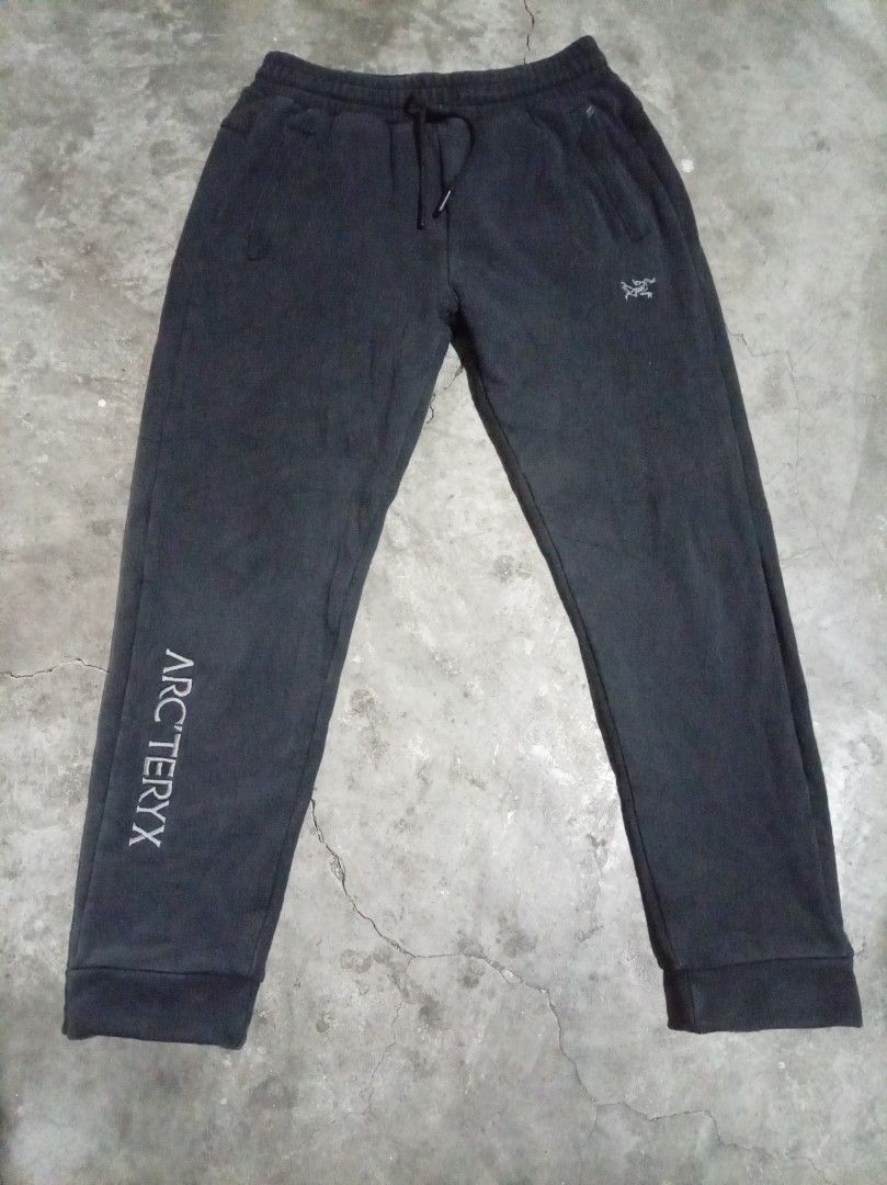 Arc'teryx Sweatpants - Black - Size L (Category: Joggers) located in Manila. Submitted by juan.hundred04 (Listing ID 1438247181, Image 1). Description: - Arc'teryx sweatpants - Size: L - Color: Black - Features: Brand logo on left leg and front, drawstring waist, pockets - Condition: Minor tear on cuff - Material: Comfortable for casual wear.