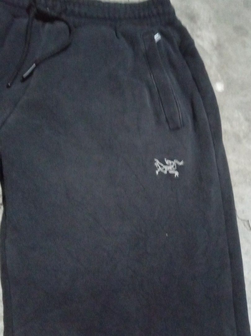 Arc'teryx Sweatpants - Black - Size L (Category: Joggers) located in Manila. Submitted by juan.hundred04 (Listing ID 1438247181, Image 3). Description: - Arc'teryx sweatpants - Size: L - Color: Black - Features: Brand logo on left leg and front, drawstring waist, pockets - Condition: Minor tear on cuff - Material: Comfortable for casual wear.