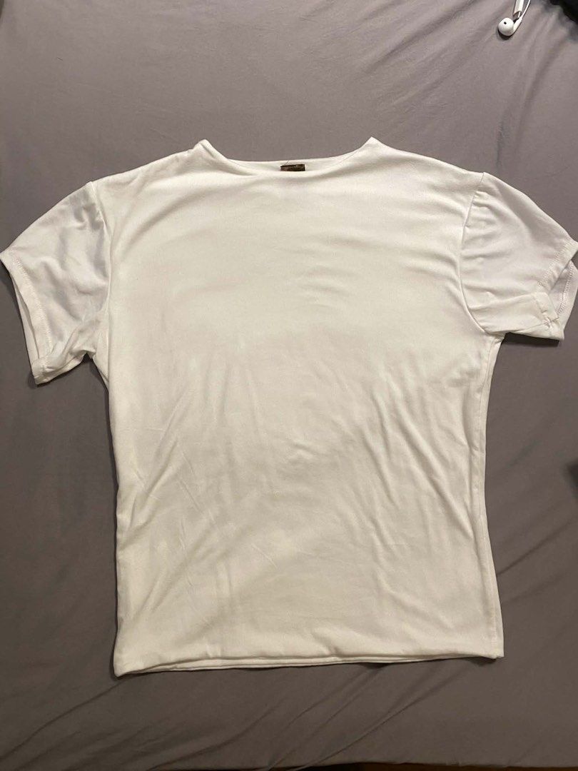 Basic white tee (Category: Shirts) located in Silang. Submitted by b4wang (Listing ID 1438168429, Image 1). Description: Sponty Basics basic white tee XL Body hugging .