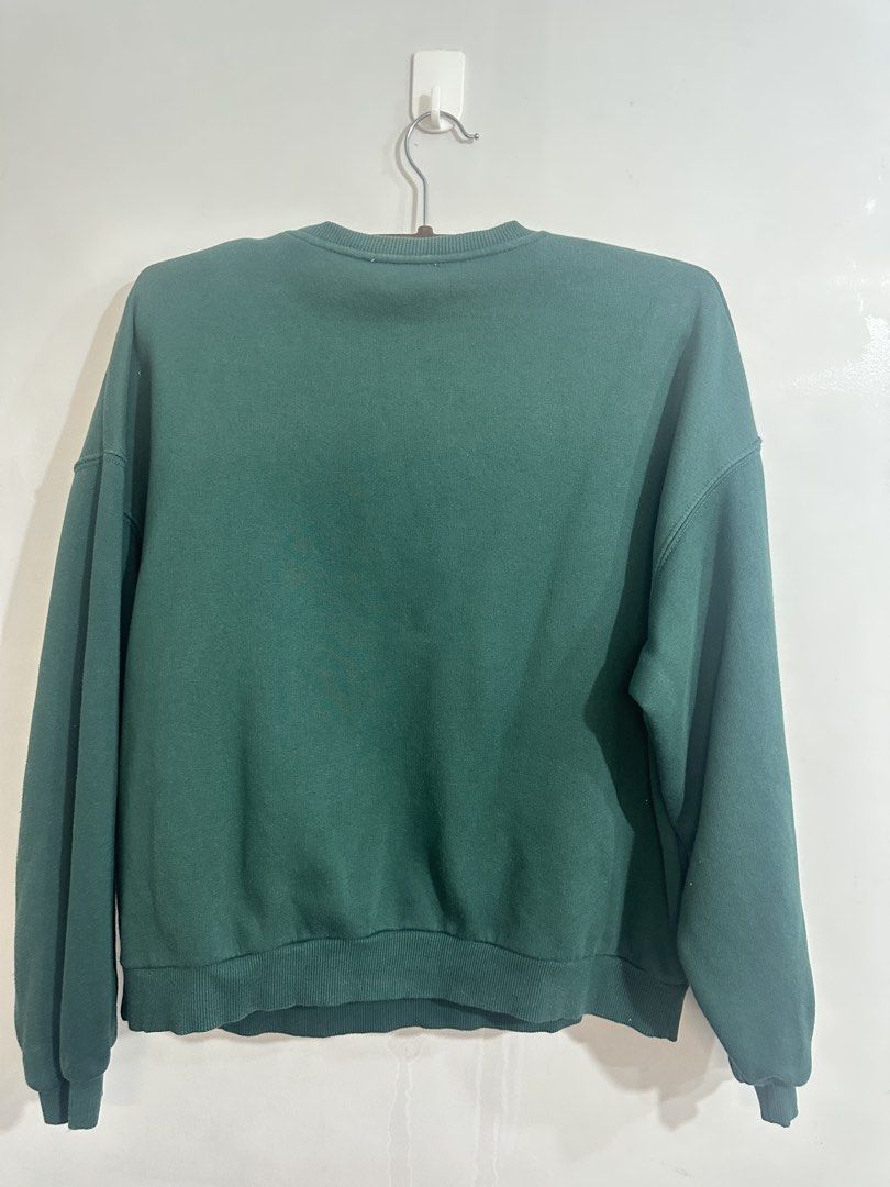 Bershka Kentucky Sweatshirt (Category: Coats, Jackets and Outerwear) located in Manila. Submitted by markokostlich (Listing ID 1438218949, Image 2). Description: - Bershka sweatshirt - Green color - "Kentucky 85" print - Crew neck - Long sleeves - Size M (EUR, USA, MEX) 📌𝙍𝙀𝙈𝙄𝙉𝘿𝙀𝙍𝙎 ♡ Mine now, pay now ♡ Please manage your expectation coz these are preloved items. ♡ Color may slightly vary due to lighting. ♡ SF depends on your location 📦