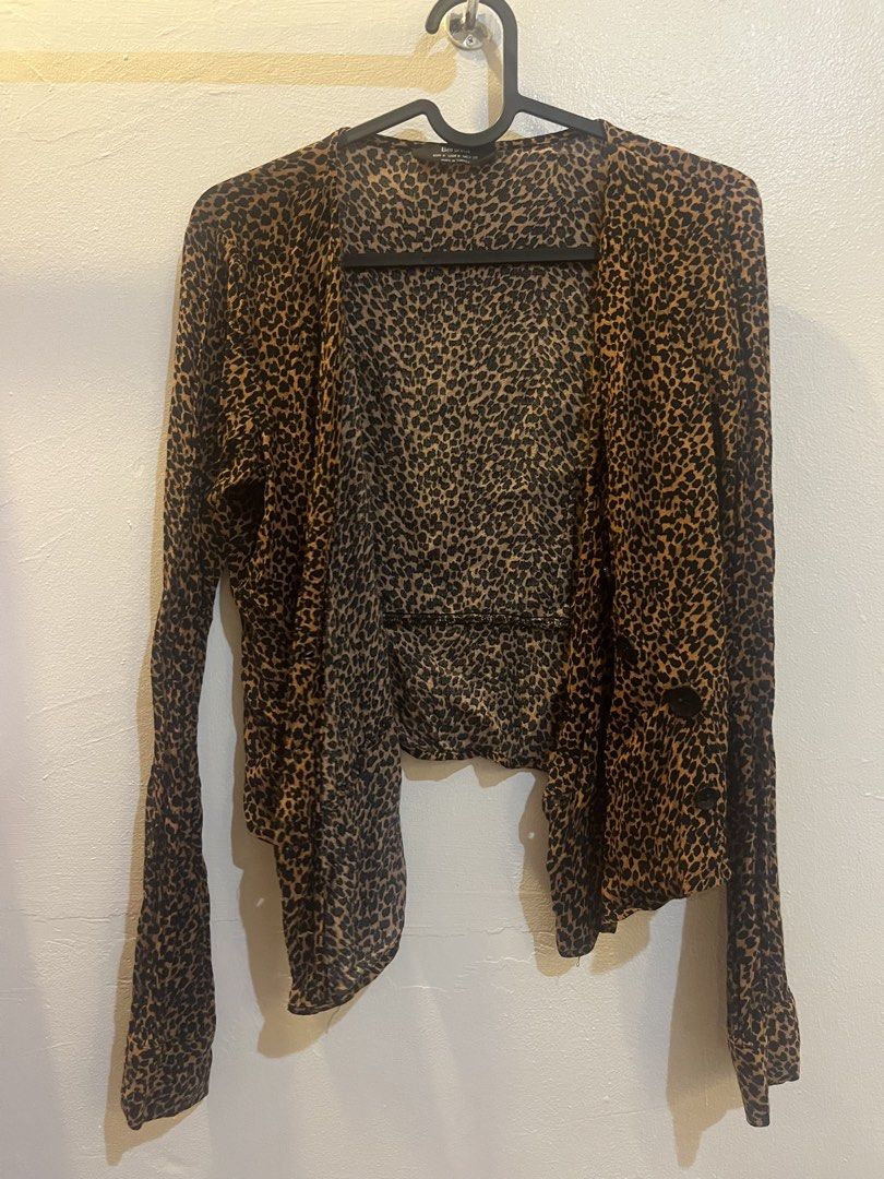 Bershka Leopard Print Blouse (Category: Blouses) located in Mandaluyong City. Submitted by declutterrie (Listing ID 1438154185, Image 3). Description: - Bershka blouse - Leopard print design - Size: S - Wrap-style front with button closures.