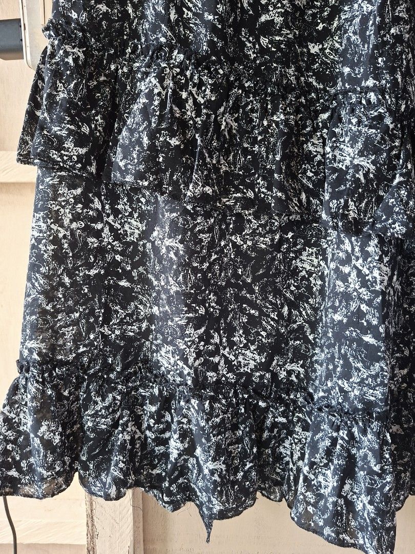 Black and White Ruffle Layered Flowy Maxi Skirt (Category: Skirts) located in Tagaytay City. Submitted by joicexa (Listing ID 1438120928, Image 2). Description: - Fits 27-34 waist size - Very pretty in actual! - Black and white floral print - Tiered ruffle design - Elastic waistband - Lightweight, flowy fabric.