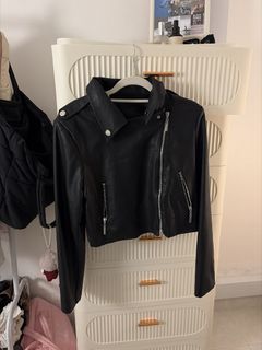 (Category: ) located in . Submitted by ccclearmywardrobe (Listing ID 1438280314, Image 1). Description: .