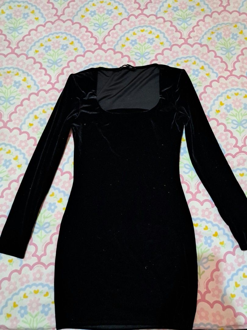 Black Velvet dress (Category: Evening dresses & gowns) located in Abulug. Submitted by thaiteagirl (Listing ID 1438252018, Image 1). Description: Black velvet bodycon dress fits Small to medium.