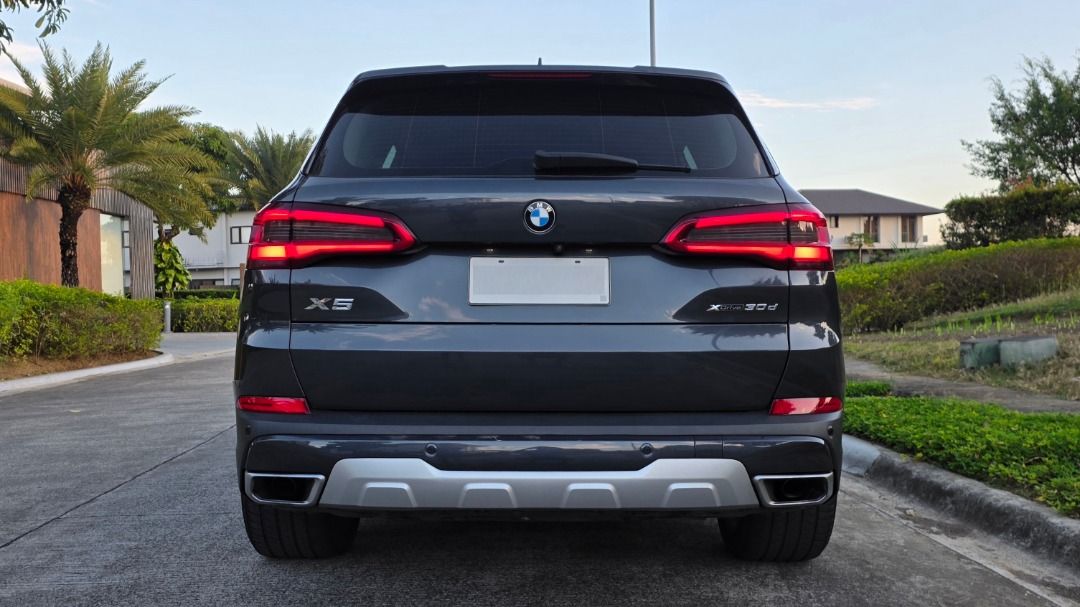 BMW X5 30d Auto (Category: Used Cars) located in Manila. Submitted by gavchan (Listing ID 1438210749, Image 2). Description: BMW X5 XDrie 30D ✔️ 2021 ✔️ Mileage: 54K+ ✔️ CASA Maintained ✨ Key Specifications & Features ✔️ 3.0L Inline-6 TwinPower Turbo Diesel ✔️ 265 hp | Torque: 620 Nm (Instant overtaking power) ✔️ Auto-parking (parallel and perpendicular) ✔️ Reverse assist ✔️ Only X5 with Wireless Android Auto ✔️ Wireless Apple Carplay ✔️ Last X5 