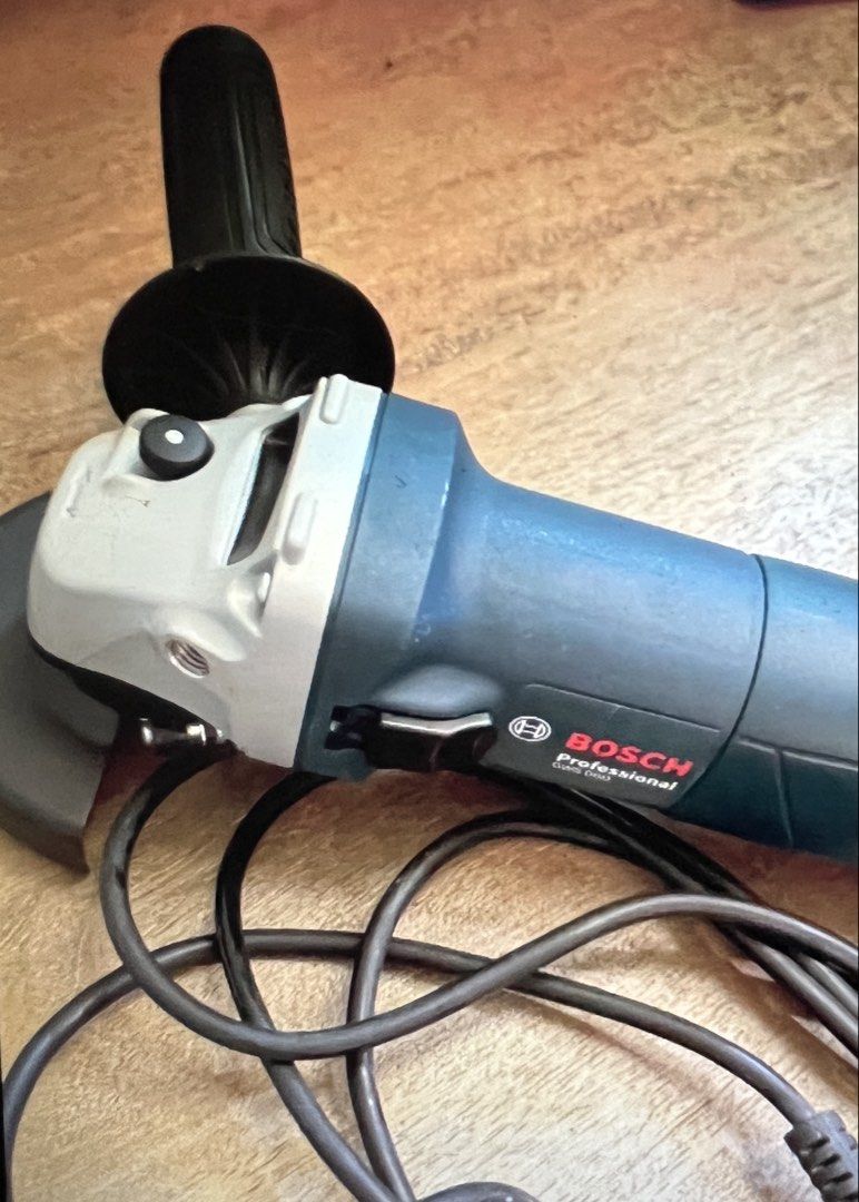 BOSCH Professional GWS060 Mini-Grinder (Category: Construction Tools & Equipment) located in Pasig City. Submitted by tylernchloe (Listing ID 1420132571, Image 1). Description: - Genuine Bosch GWS 060 Mini Grinder/Mini Cutter. - Purchased on Bosch official store - Good as new, never used, comes in original box. - With FREE: 3 diamond cutting discs, 3 grinding discs, 3 metal cutting discs. - RFS: Decluttering.