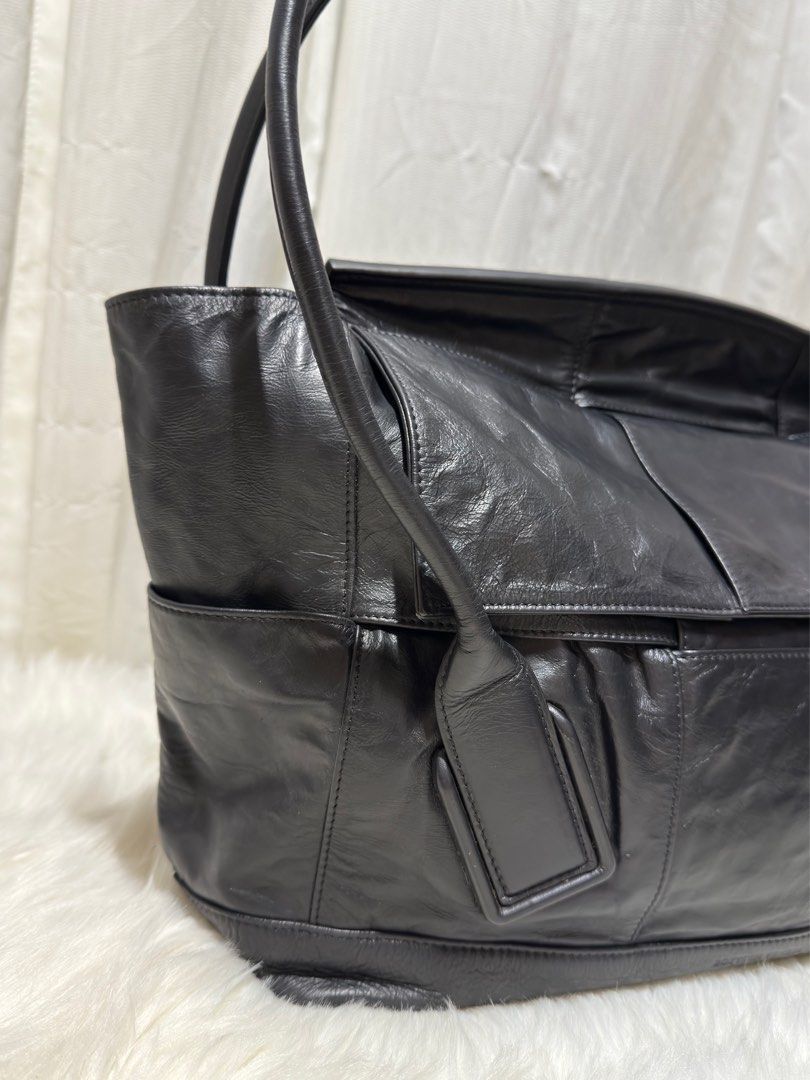 Bottega veneta large acro slouch bag (Category: Luxury Bags & Wallets) located in Manila. Submitted by shoulderfashion (Listing ID 1438245713, Image 3). Description: .