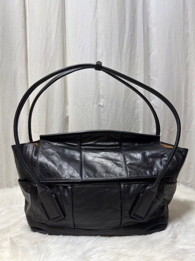 Bottega veneta large acro slouch bag (Category: Luxury Bags & Wallets) located in Manila. Submitted by shoulderfashion (Listing ID 1438245713, Image 1). Description: .