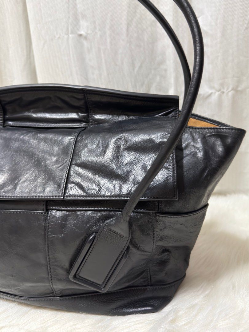 Bottega veneta large acro slouch bag (Category: Luxury Bags & Wallets) located in Manila. Submitted by shoulderfashion (Listing ID 1438245713, Image 2). Description: .