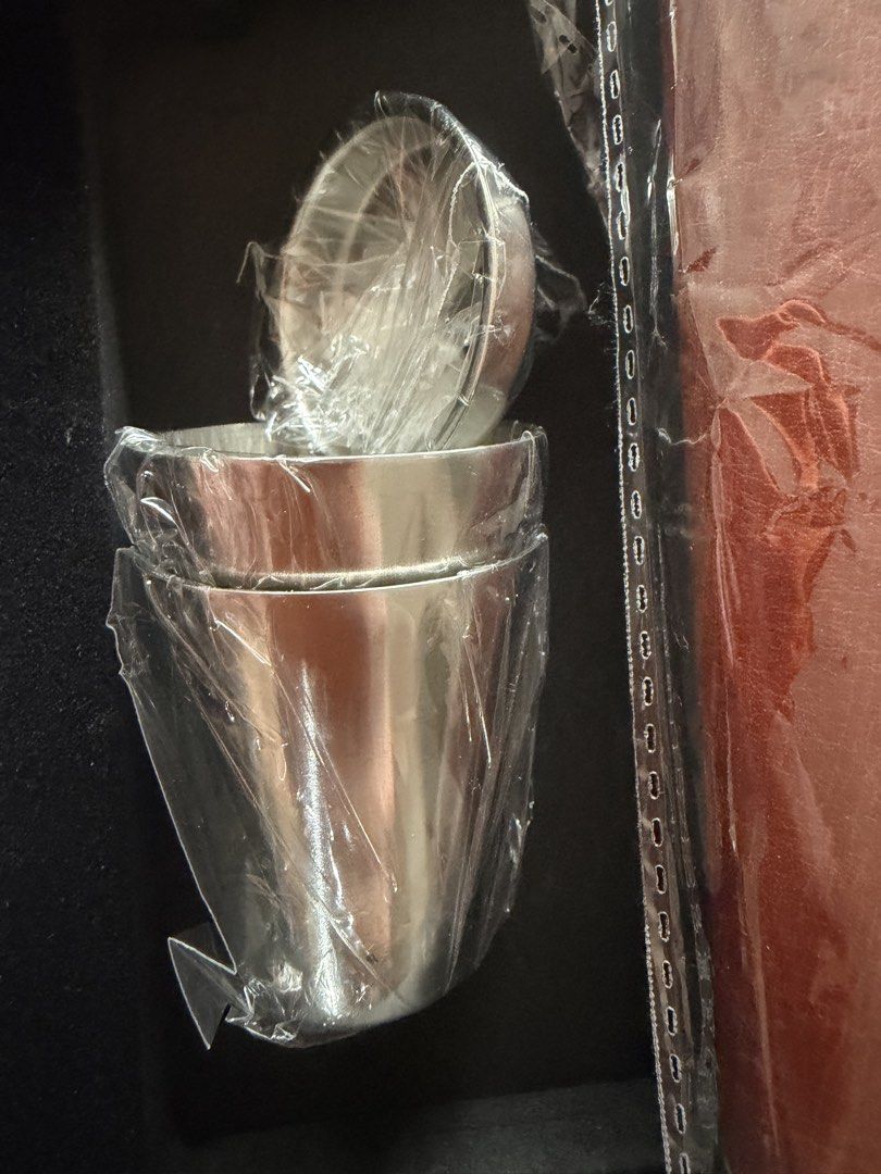 Brand New Flask Set with Cups455631095098265600