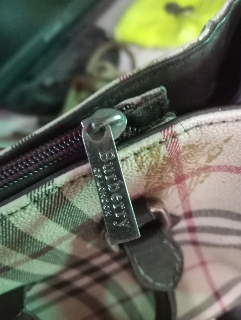 Burberry London Handbag (Category: Luxury Bags & Wallets) located in Caloocan City. Submitted by youngocean-27a69b (Listing ID 1438125806, Image 3). Description: Burberry Bag ( Off/Legit ) Issue: Rust, some cracks, minimal lose stitch sa handle, and isang small puller sa loob wala pero working lahat ng zip ₱299 shipped 📍 Guiguinto, Bulacan 🚚 Courier: J&T DM for more info 📩📩📩.