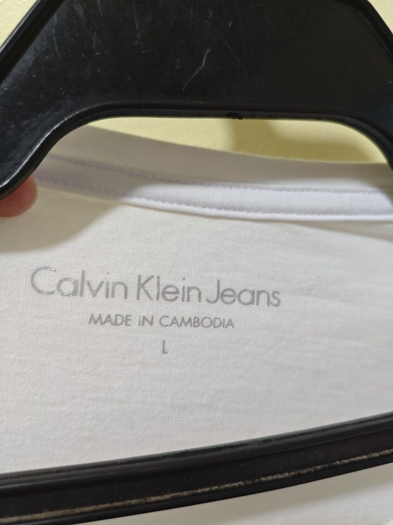 Calvin Klein White Classic Men Tshirt (Category: Tshirts & Polo Shirts ) located in Baguio. Submitted by jayjay_apparel01 (Listing ID 1438191228, Image 2). Description: Calvin Klein White Classic Men Tshirt Color Rate 9.8/10 Like New Complete Tags Soft Tela Need Wash Size XL Dimes 22 Width 27 Length Price P399.