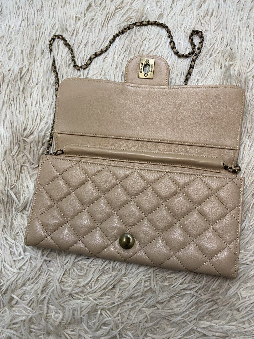 Chanel Quilted clutch bag (Category: Luxury Bags & Wallets) located in Aurora. Submitted by clarkmelvinthrift21 (Listing ID 1438281208, Image 3). Description: Chanel beige lambskin clutch bag - Off/fake - very good condition - presentable - see last 2 pics for minor flaws Location: Mindanao, Zamboanga Del Sur.