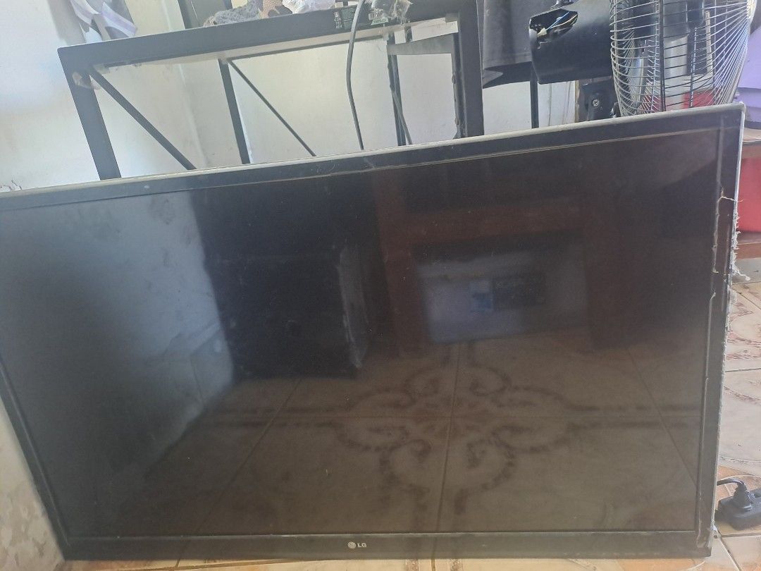 Defective- LG 42' Smart TV (Category: TV) located in Manila. Submitted by maggie54145 (Listing ID 1438118043, Image 1). Description: Defective Pag binuksan may lumalabas na mga guhit sa monitor Never pa na repair Wala basag.