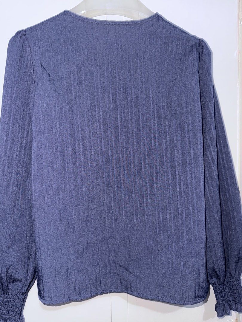Emery Rose Navy Blue Blouse - Size S (Category: Blouses) located in Quezon City. Submitted by sabbyfinds (Listing ID 1438303640, Image 3). Description: 🔍 Manage Expectations All items are thrifted/own preloved. Expect minimal signs of use. ALL POSTED PICTURES ARE TRUE TO ITS COLOR AND FLAWS - Size S; - L: 21 in W: 18-18.5 in - V-neck design - Long sleeves with elastic cuffs - Relaxed fit - Vertical striped texture - never worn washed only - Suit