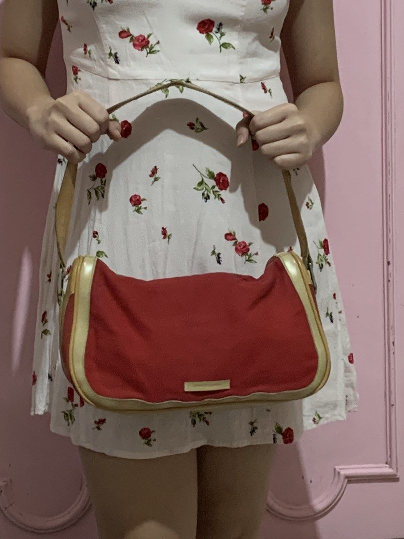 Emozione Y2K Red Shoulder Bag (Category: Shoulder Bags) located in Manila. Submitted by prel0vedbywana (Listing ID 1438273850, Image 2). Description: Well-used also, handle is a bit stiff since it's been hanging. A fave, very spacious inside, I always out a book in here Selling bcos barely use it.