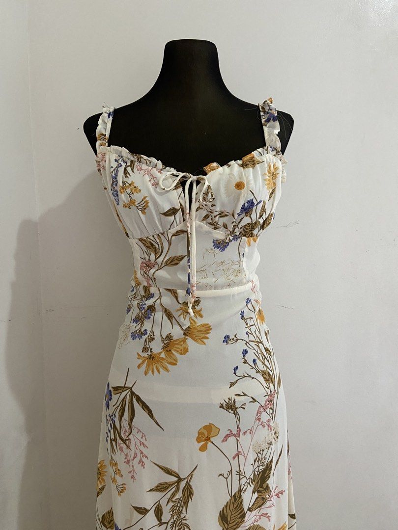 Floral Maxi Dress Summer (Category: Dresses) located in Valenzuela. Submitted by santospb (Listing ID 1438186363, Image 2). Description: Brand New, never been used. (Hindi po kasya) - Floral print maxi dress - Adjustable straps - Tie detail at bust - Fitted, flowing skirt - Ideal for summer or special occasions Size: XS-S Selling Price: 650 (Negotiable if sure buyer) Location: Valenzuela City.