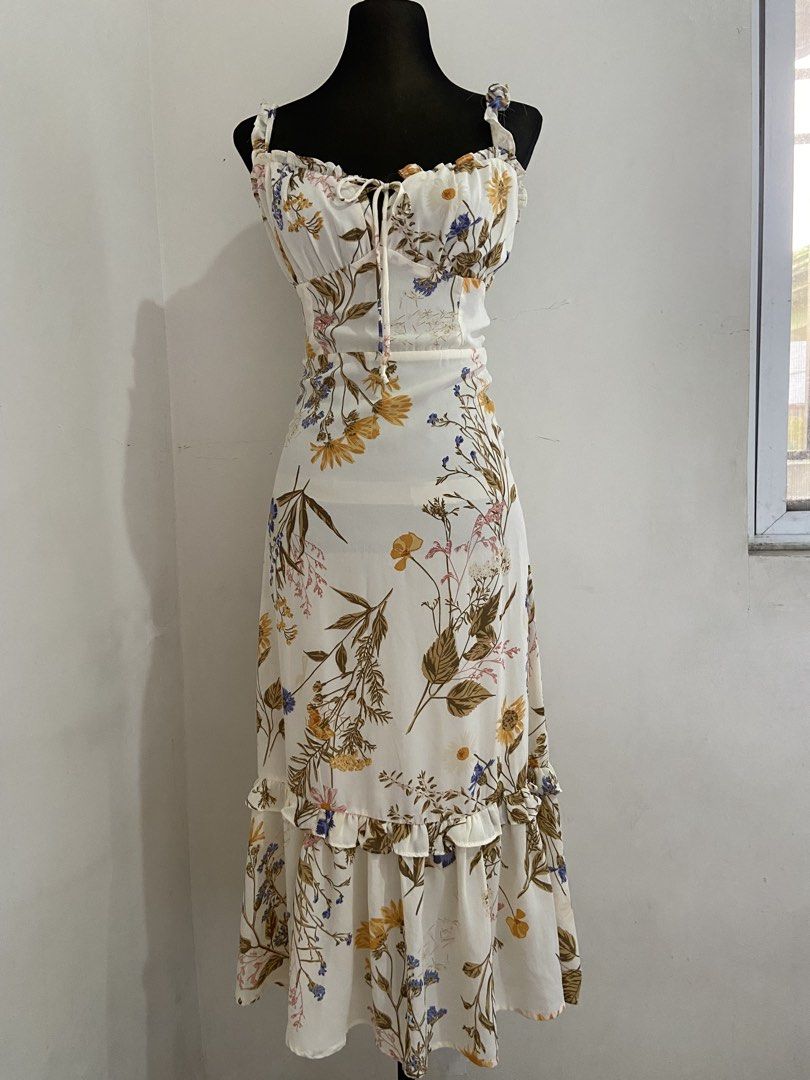 Floral Maxi Dress Summer (Category: Dresses) located in Valenzuela. Submitted by santospb (Listing ID 1438186363, Image 1). Description: Brand New, never been used. (Hindi po kasya) - Floral print maxi dress - Adjustable straps - Tie detail at bust - Fitted, flowing skirt - Ideal for summer or special occasions Size: XS-S Selling Price: 650 (Negotiable if sure buyer) Location: Valenzuela City.
