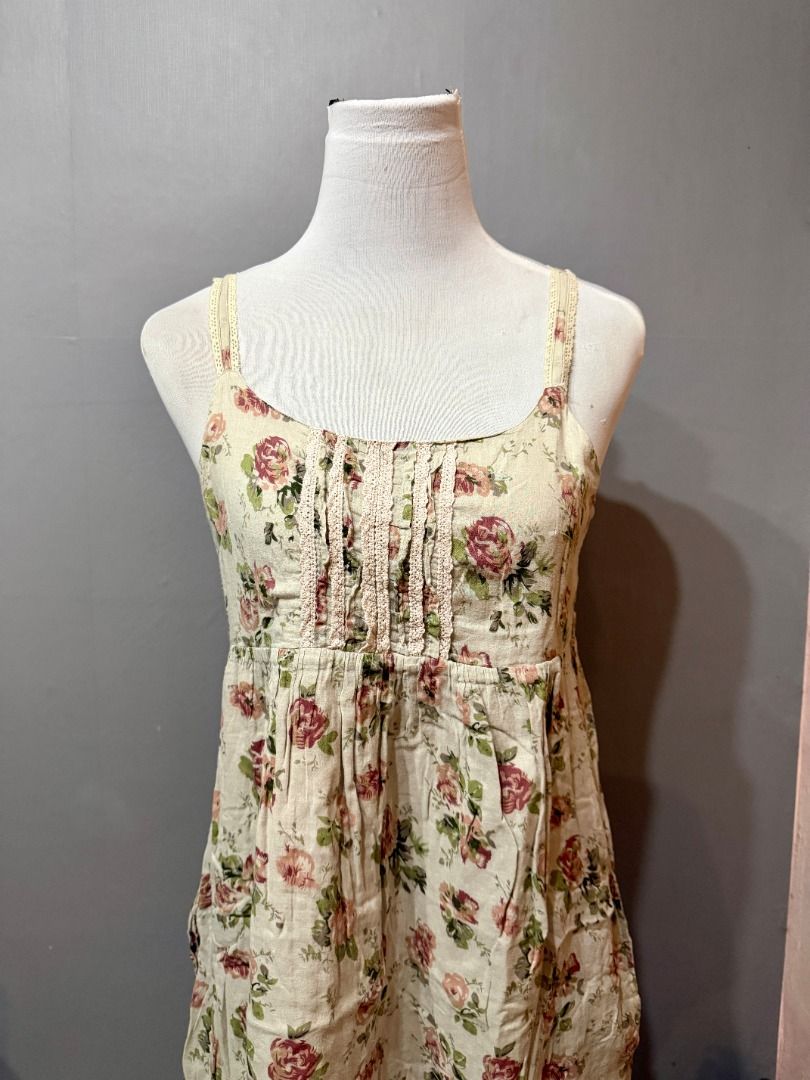 Floral Print Dress (Category: Dresses) located in Davao. Submitted by iahleah (Listing ID 1438295342, Image 2). Description: - Vintage floral print dress - Garterized back - Can fit till medium sizes - With side pockets - Features a scoop neckline and spaghetti straps - Fitted bodice and flowing skirt - Made of lightweight fabric - Ideal for warm weather.