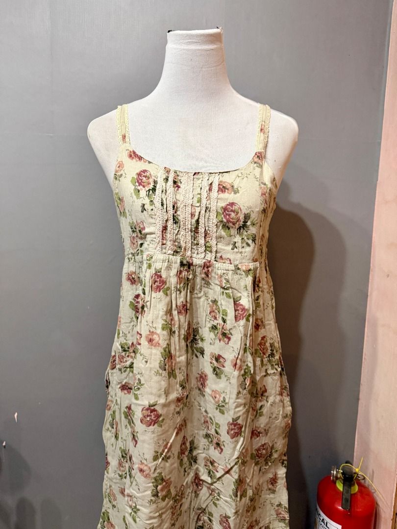 Floral Print Dress (Category: Dresses) located in Davao. Submitted by iahleah (Listing ID 1438295342, Image 3). Description: - Vintage floral print dress - Garterized back - Can fit till medium sizes - With side pockets - Features a scoop neckline and spaghetti straps - Fitted bodice and flowing skirt - Made of lightweight fabric - Ideal for warm weather.