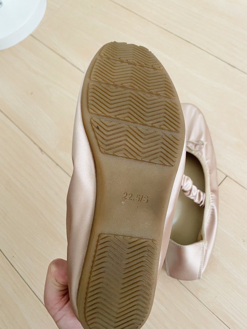 GU Satin Ballet Flats - Size 22.5 (Category: Flats & Sandals) located in General Trias. Submitted by harpercloset (Listing ID 1438136360, Image 2). Description: Size: 22.5 fits to size eu 35-36 Worn once only, no flaws/issues, like new! Ginamit lang pamalit nung sumakit yung paa sa boots 😅.
