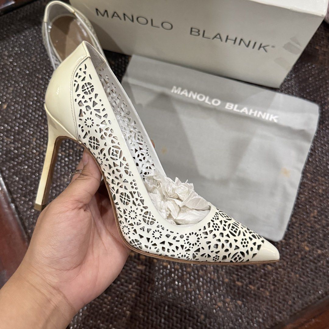 [GUARANTEED AUTHENTIC] MANOLO BLAHNIK WHITE PATENT PUMPS (Category: Sneakers & Footwear) located in Quezon City. Submitted by shop.arrival (Listing ID 1438247412, Image 2). Description: New with box and dust bag Never used but collected dust in storage One heel also has some light discoloration (see photos) but no peels or cracks.