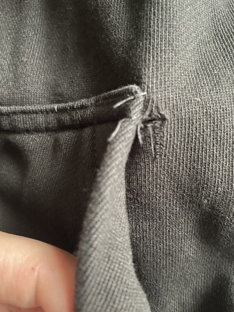 H&M Black Hoodie (Category: Hoodies) located in Manila. Submitted by johnille (Listing ID 1438201500, Image 3). Description: - H&M black hoodie - Size: L - Makapal Tela - Meassurements : 24x29 inches -RFS : Decluttering !! Please see actual pics for any flaws !! !! 700+SF !! .