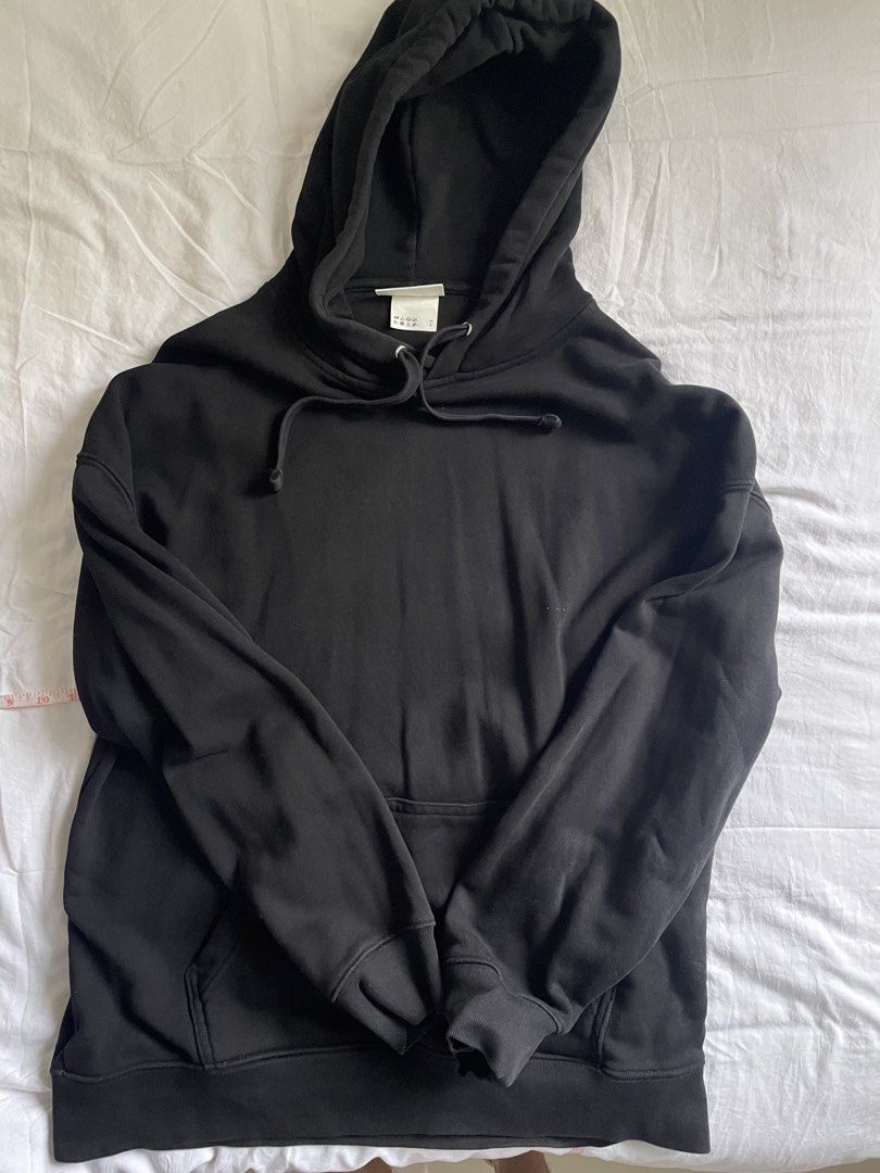 H&M Black Hoodie (Category: Hoodies) located in Manila. Submitted by johnille (Listing ID 1438201500, Image 1). Description: - H&M black hoodie - Size: L - Makapal Tela - Meassurements : 24x29 inches -RFS : Decluttering !! Please see actual pics for any flaws !! !! 700+SF !! .