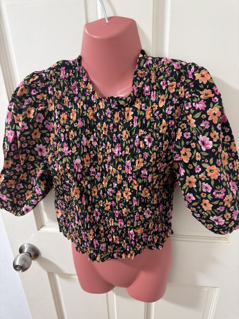 H&M Divided Floral Crop Top (Category: Sleeveless) located in Quezon City. Submitted by stormmmmi (Listing ID 1438171898, Image 1). Description: - H&M Divided crop top with floral print - Size: EUR 42, UK 14, CN 165/04 - Design: Puffed sleeves, smocked bodice - Fabric: Lightweight - Neckline: Round - Length: Cropped - Ideal for warmer weather.