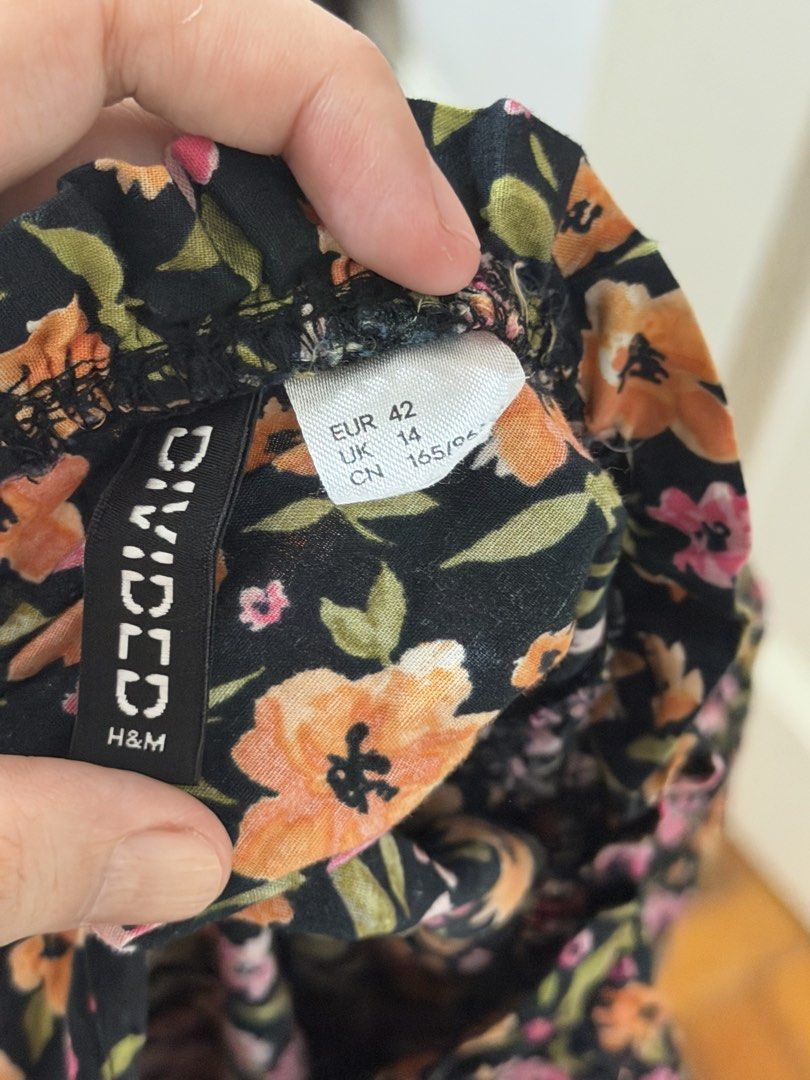 H&M Divided Floral Crop Top (Category: Sleeveless) located in Quezon City. Submitted by stormmmmi (Listing ID 1438171898, Image 2). Description: - H&M Divided crop top with floral print - Size: EUR 42, UK 14, CN 165/04 - Design: Puffed sleeves, smocked bodice - Fabric: Lightweight - Neckline: Round - Length: Cropped - Ideal for warmer weather.