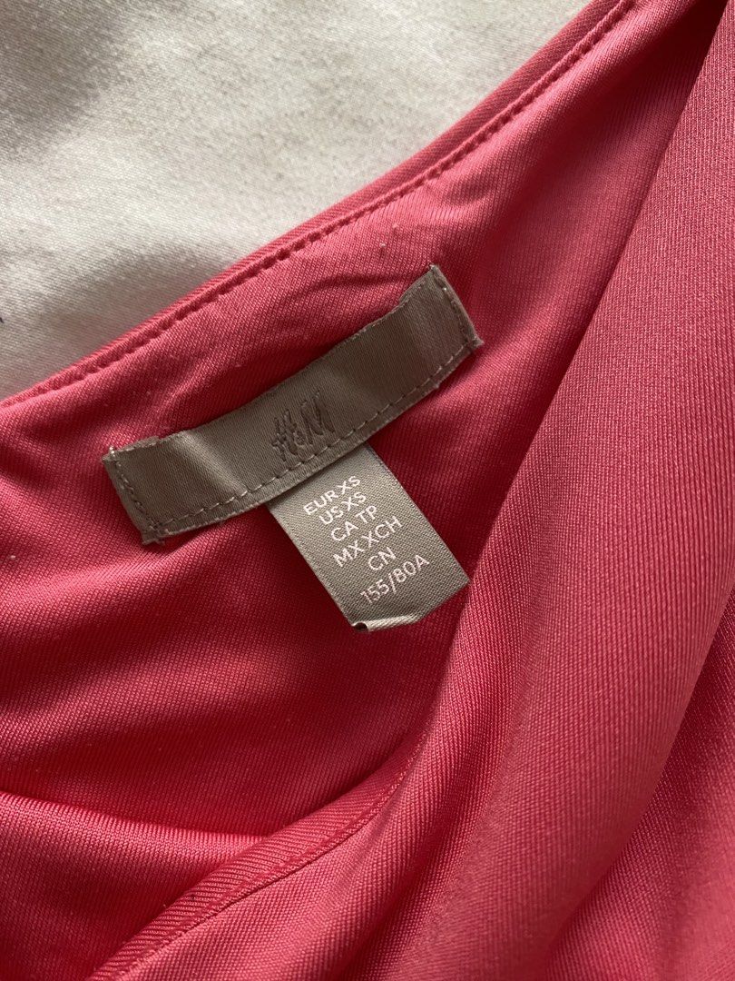 H&M Pink Crop Top XS (Category: Sleeveless) located in Quezon City. Submitted by ashleyken (Listing ID 1438172968, Image 2). Description: - H&M Pink Crop Top - Size: XS - Design: V-neck - Color: Solid Pink - Material: Smooth, likely for warm weather - Versatile: Pairs well with different bottoms.